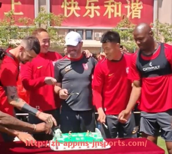 江南体育APP-德文·布克的得分爆发力是太阳在季后赛稳步前行的重要保障